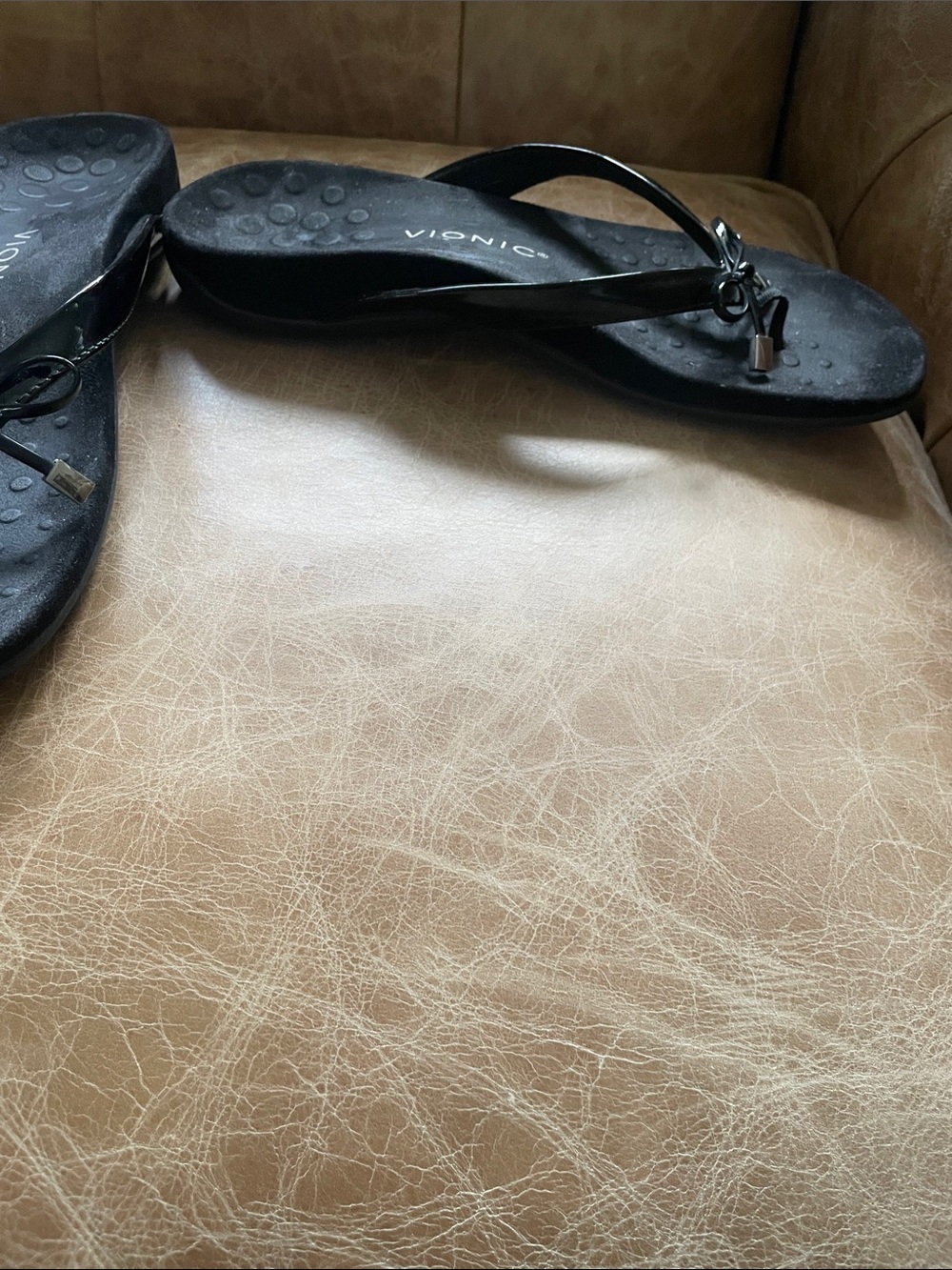 Vionic Women’s Black Patent Bow Thong Sandals - Picture 2 of 7